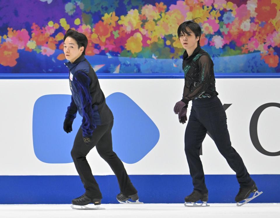 　練習をする鍵山優真（左）と宇野昌磨（撮影・中田匡峻）