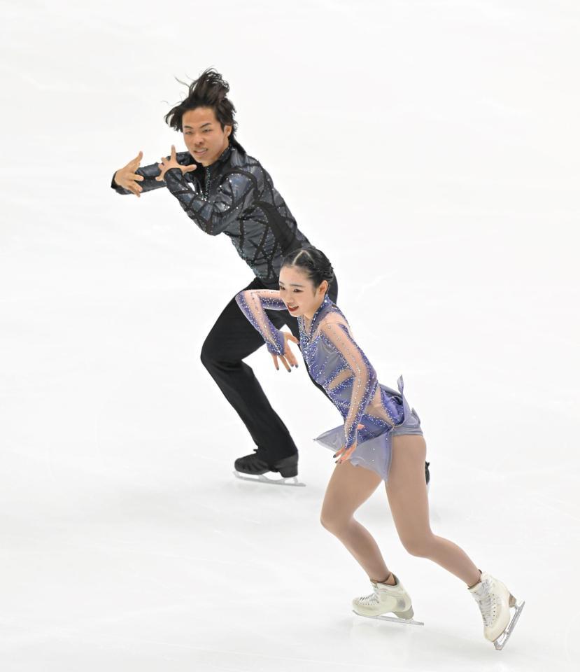 　演技を披露する長岡柚奈（手前）と森口澄士（撮影・中田匡峻）