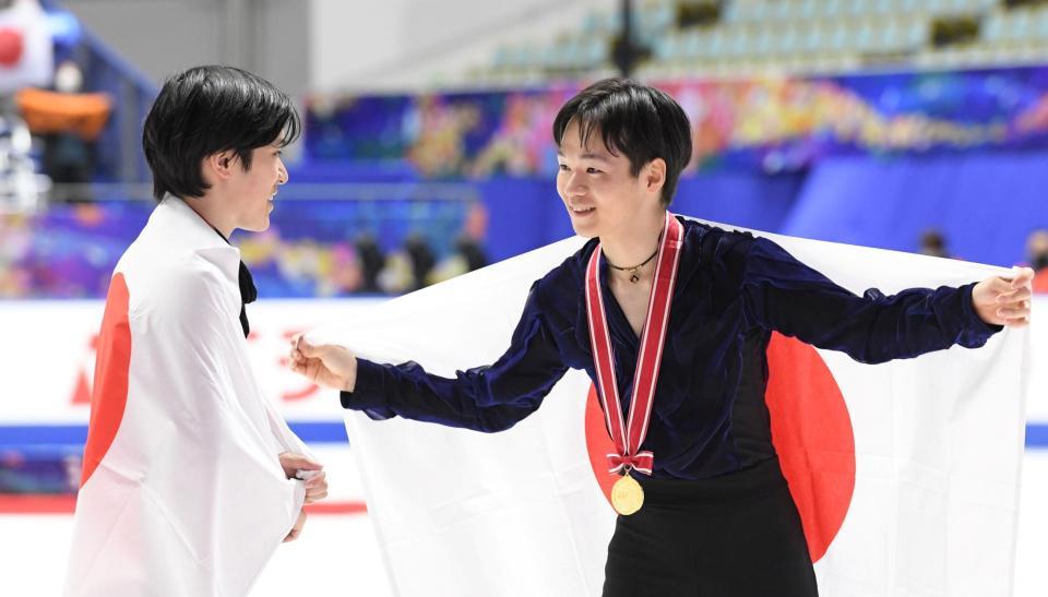 　宇野昌磨（左）と言葉を交わす鍵山優真（撮影・中田匡峻）