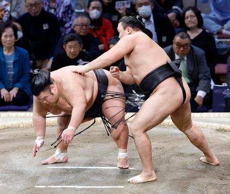 　貴景勝（左）を突き落としで破る霧島。２度目の優勝を決めた