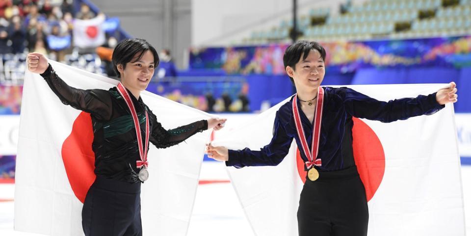 　２位の宇野昌磨（左）と優勝した鍵山優真（撮影・中田匡峻）