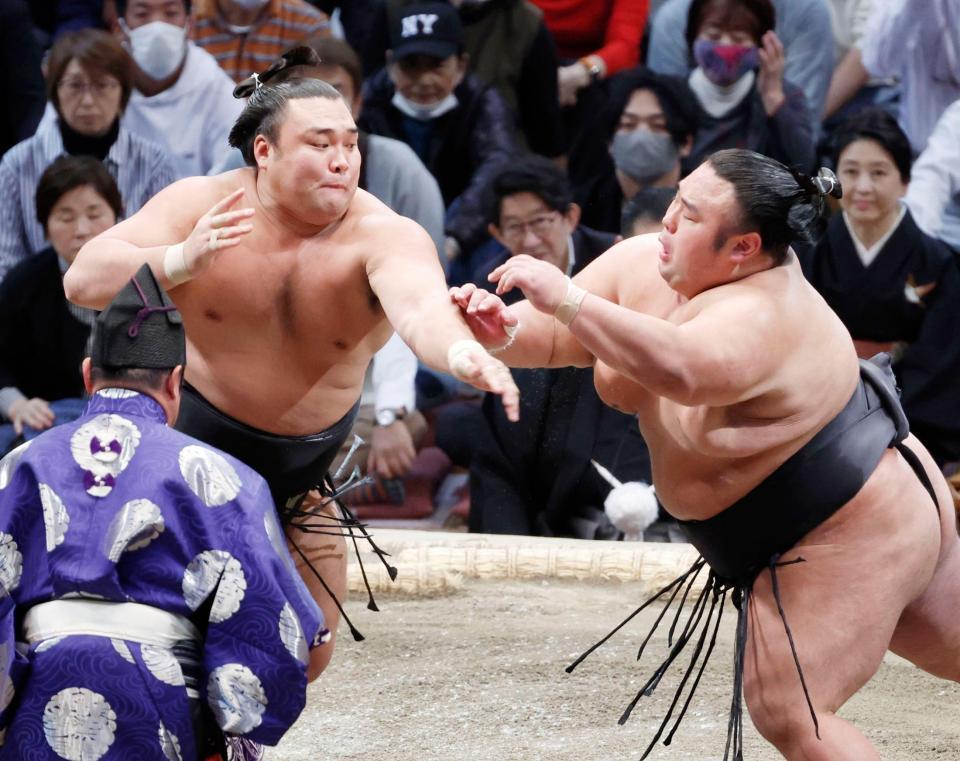 　貴景勝（右）を攻める霧島。２度目の優勝を決めた