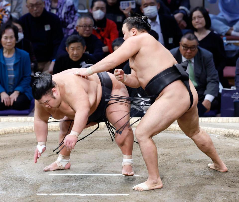 　貴景勝（左）を突き落としで破る霧島。２度目の優勝を決めた