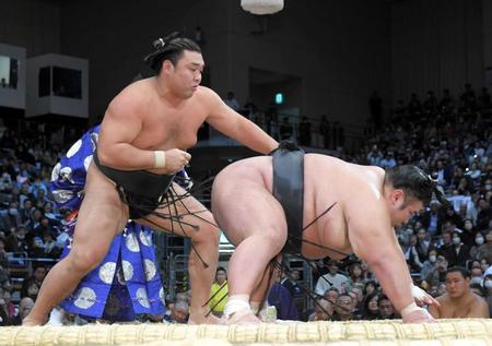 　貴景勝（右）を突き落としで破り、１３勝２敗で２度目の優勝を飾った霧島（撮影・佐藤厚）