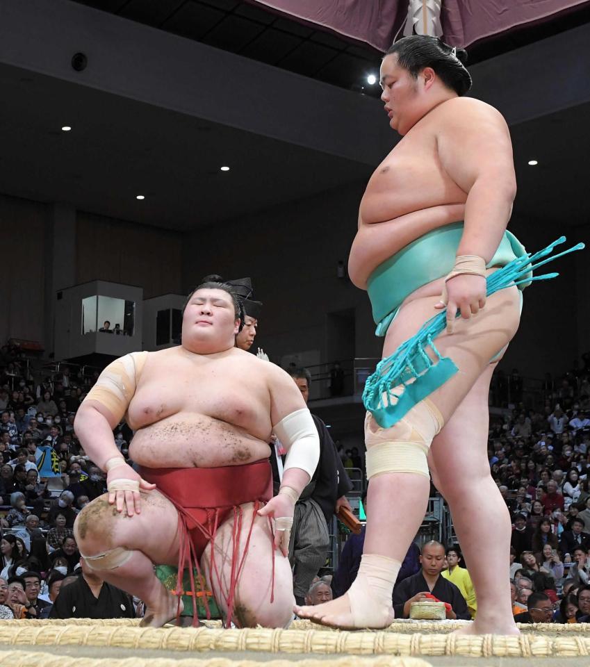 　琴ノ若（右）に引き落としで敗れ、天を仰ぐ熱海富士