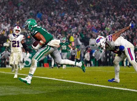 　ビルズ戦で決勝のＴＤランを決めるイーグルスのハーツ（左）＝フィラデルフィア（ＡＰ＝共同）