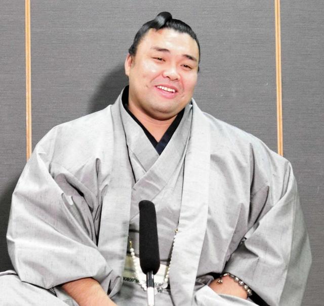 　大相撲九州場所で２度目の優勝を飾り、一夜明け会見で笑顔を見せる霧島
