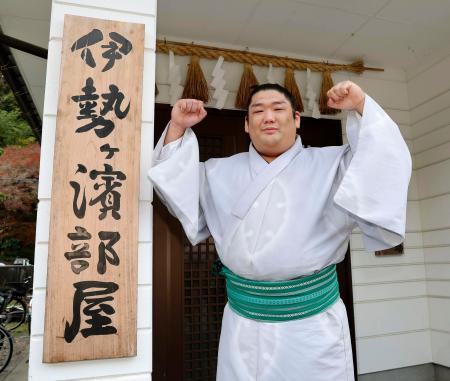 　新十両昇進が決まり、ポーズをとる尊富士＝２９日、福岡県太宰府市の伊勢ケ浜部屋宿舎