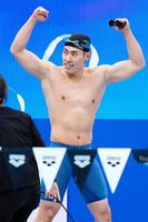 　男子４００メートル個人メドレーで優勝し、ガッツポーズする本多灯