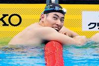 　男子４００メートル個人メドレーで優勝し、笑顔を見せる本多灯