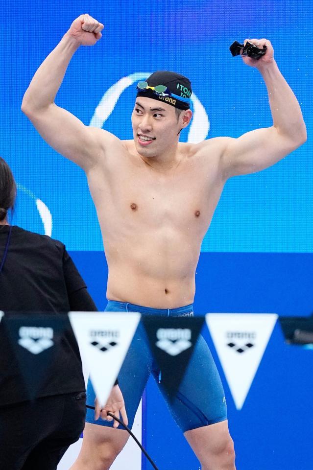 　男子４００メートル個人メドレーで優勝し、ガッツポーズする本多灯