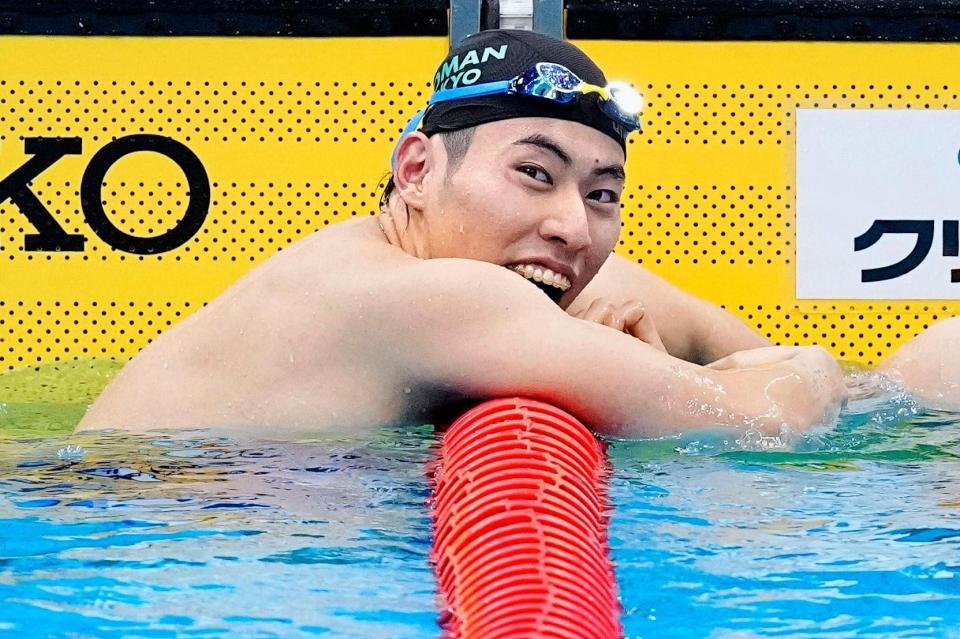　男子４００メートル個人メドレーで優勝し、笑顔を見せる本多灯