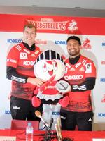 　チームマスコットを手に笑顔を見せるレタリック（左）とサベア