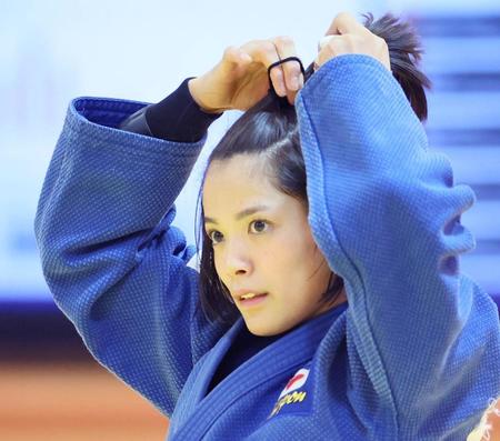 　練習で乱れた髪を結び直す阿部詩（撮影・吉澤敬太）