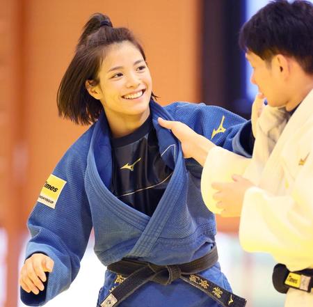 　練習中、笑顔を見せる阿部詩（撮影・吉澤敬太）