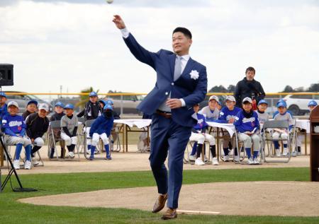 　自身が建設した野球施設の竣工式で始球式をする筒香嘉智＝２日、和歌山県橋本市