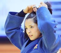 　練習で乱れた髪を結び直す阿部詩（撮影・吉澤敬太）