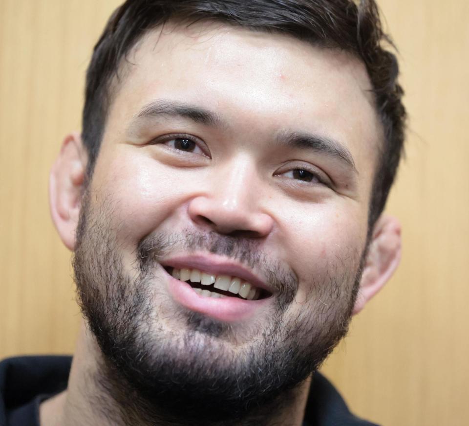 　練習後に笑顔を見せるウルフ・アロン（撮影・吉澤敬太）