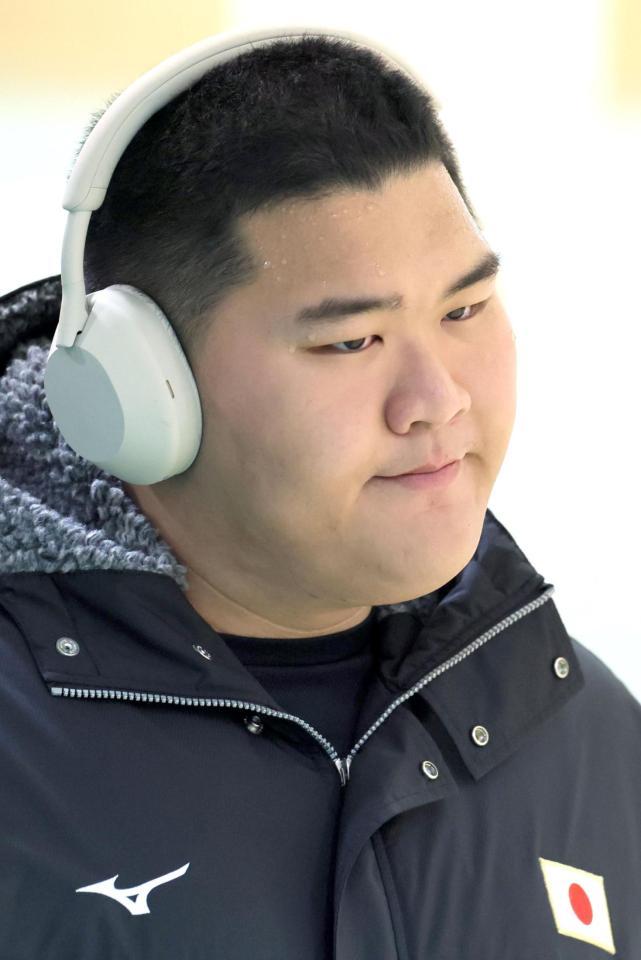 　音楽を聴きながらアップする斉藤立（撮影・吉澤敬太）