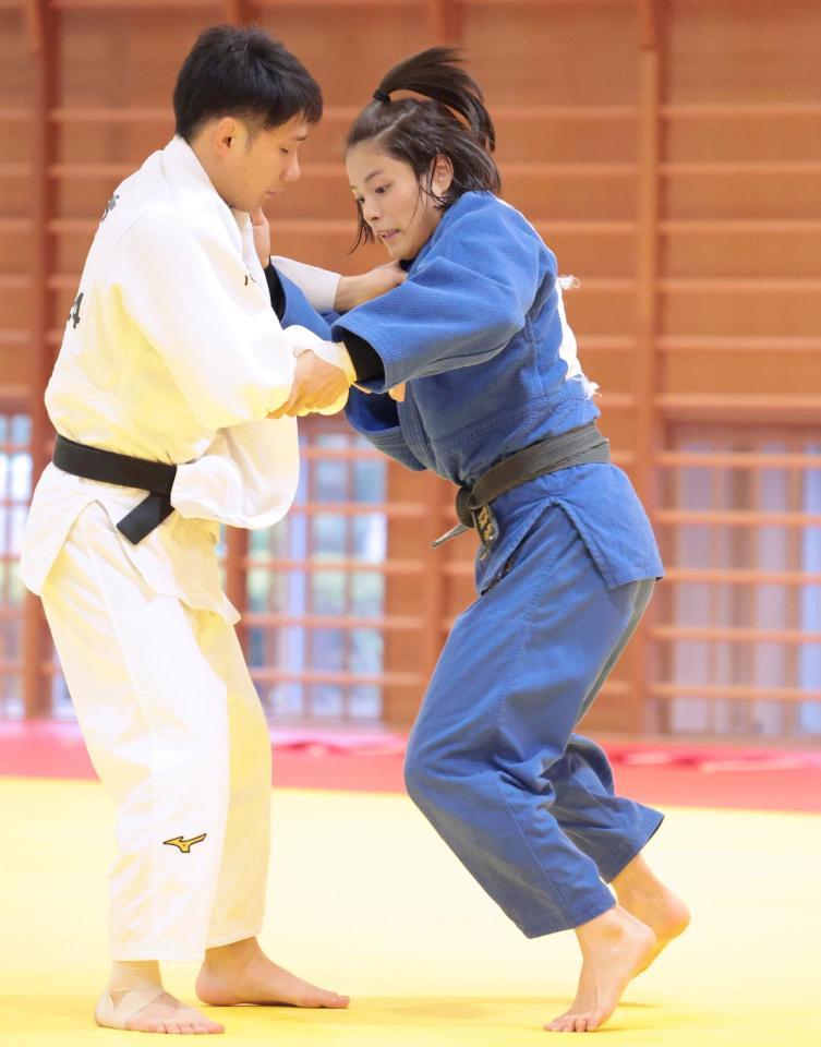 　繰り返し打ち込みを行う阿部詩（右）＝撮影・吉澤敬太