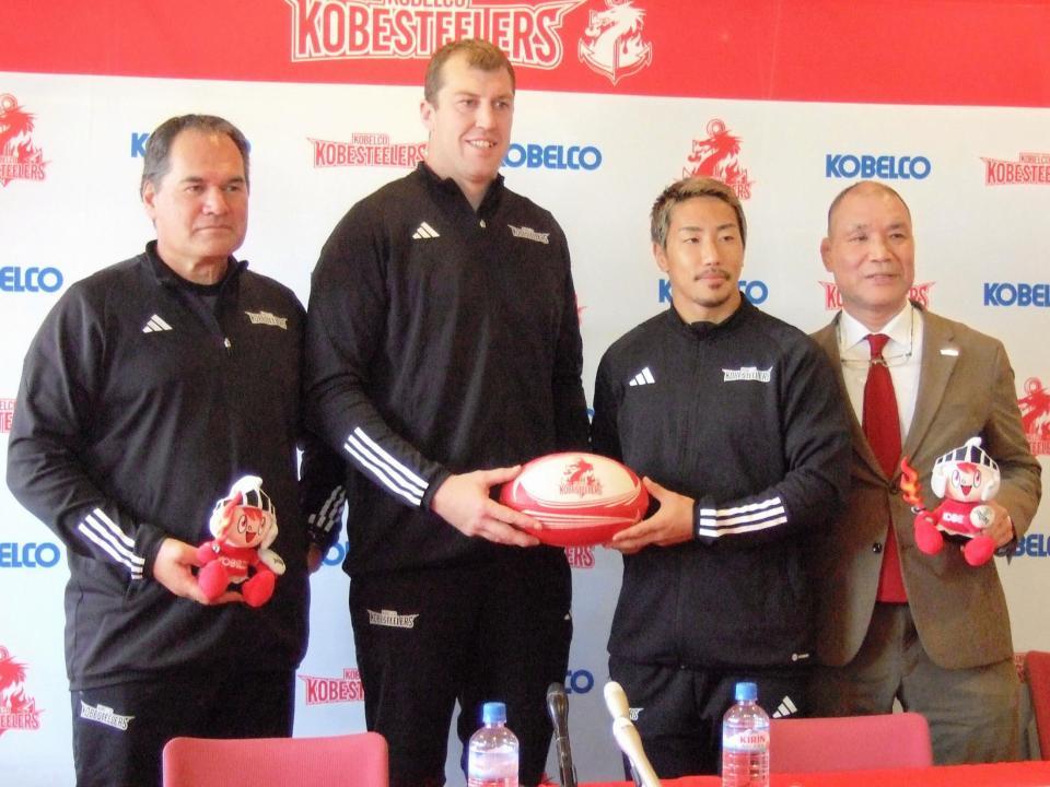 　新シーズンへ意気込む神戸。左からデイブ・レニーＨＣ、ブロディ・レタリック、山下楽平、福本正幸チームディレクター