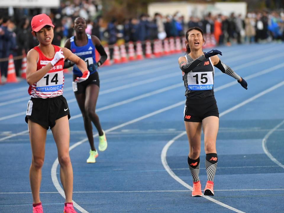 　２位に入るも基準記録をクリアできずパリ五輪決定はおあずけとなった田中希実（右、左は３位の廣中璃梨佳）＝撮影・三好信也