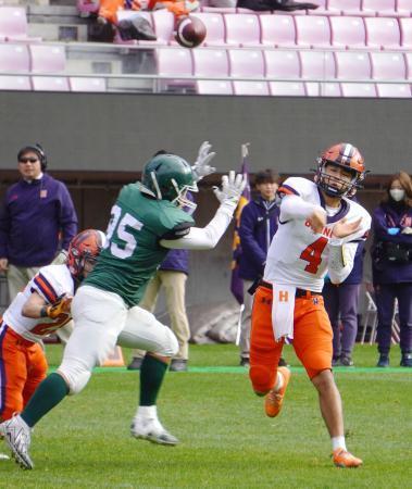 　東北大戦でパスを出す法大のＱＢ谷口（４）＝ユアテックスタジアム仙台