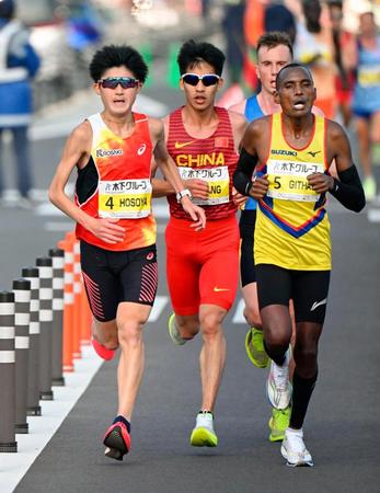 　３５キロ付近、力走する細谷恭平（左）。右は優勝したマイケル・ギザエ（代表撮影）