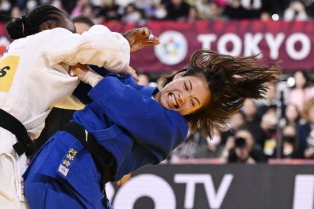 　女子５２キロ級決勝　フランス選手（左）を攻める阿部詩＝東京体育館