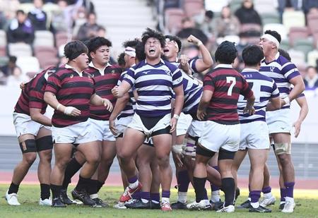 　後半、早大のスクラムを崩し反則を誘った明大ＰＲ床田淳貴（中央）らＦＷ陣が雄たけびを挙げる（撮影・園田高夫）