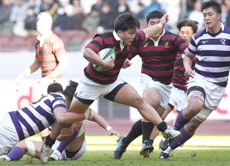 　前半、明大守備陣に止められる早大ＦＬ安恒直人（中央）＝撮影・園田高夫