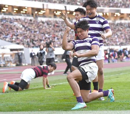 　後半、右隅にトライを決めこん身のガッツポーズをする明大ＷＴＢの安田昂平（撮影・園田高夫）
