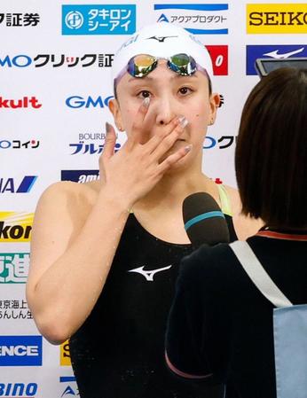 　女子２００メートル平泳ぎで優勝し感極まる渡部香生子