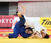 　モンゴルの選手に負けた飯田健太郎（左）＝撮影・吉澤敬太