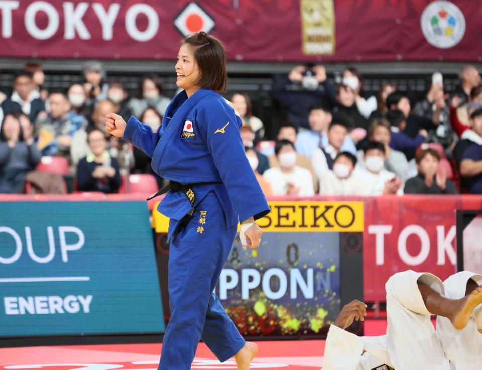 　優勝し笑顔の阿部詩（撮影・吉澤敬太）