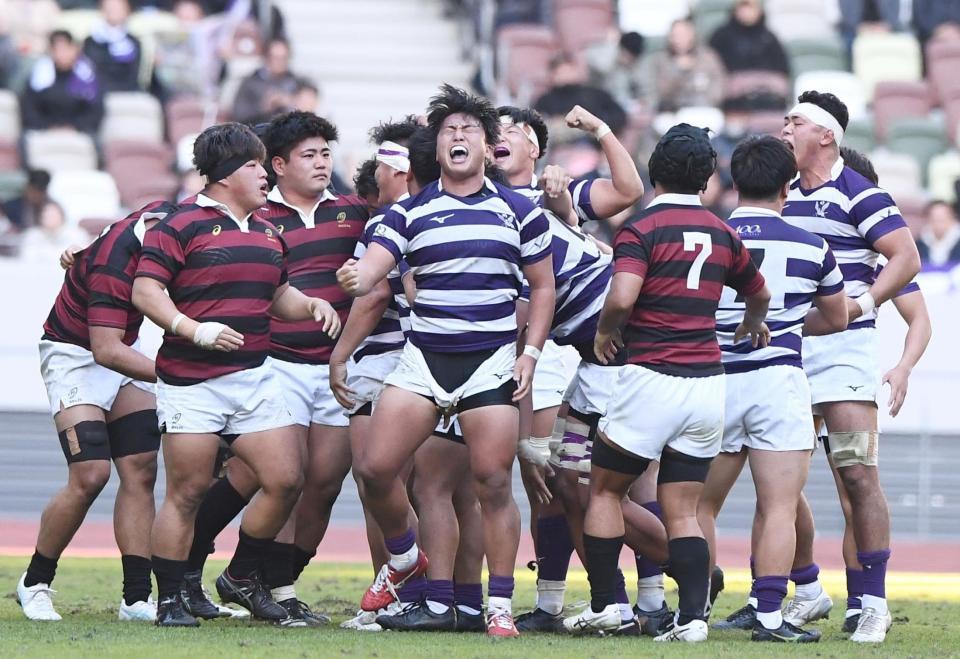 　後半、早大のスクラムを崩し反則を誘った明大ＰＲ床田淳貴（中央）らＦＷ陣が雄たけびを挙げる（撮影・園田高夫）