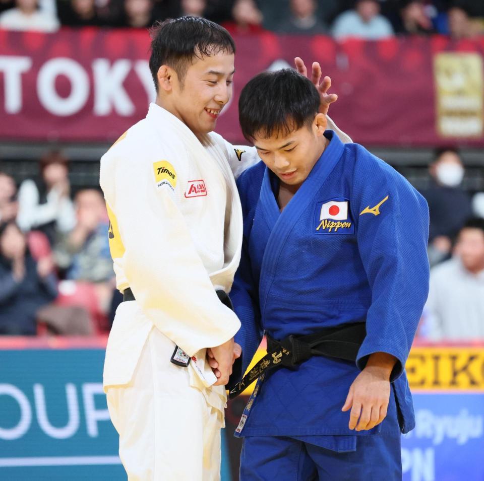 優勝した永山竜樹（右）を祝福する高藤直寿（撮影・吉澤敬太）