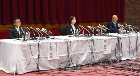 　アメフト部の薬物問題を発端とした一連の問題に関して会見を行う（左から）第三者委員会答申検討議会・久保利英明議長、日大・林真理子理事長、再発防止策検討委員会・益子俊志委員長（撮影・伊藤笙子）
