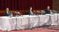 　アメフト部の薬物問題を発端とした一連の問題に関して会見を行う（左から）第三者委員会答申検討議会・久保利英明議長、日大・林真理子理事長、再発防止策検討委員会・益子俊志委員長（撮影・伊藤笙子）
