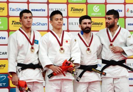 　男子７３キロ級（弱視）で優勝し、表彰式で記念撮影に応じる瀬戸勇次郎（左から２人目）＝４日、東京体育館