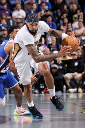 　キングズ戦で攻め込むペリカンズのイングラム＝サクラメント（ＮＢＡＥ・ゲッティ＝共同）