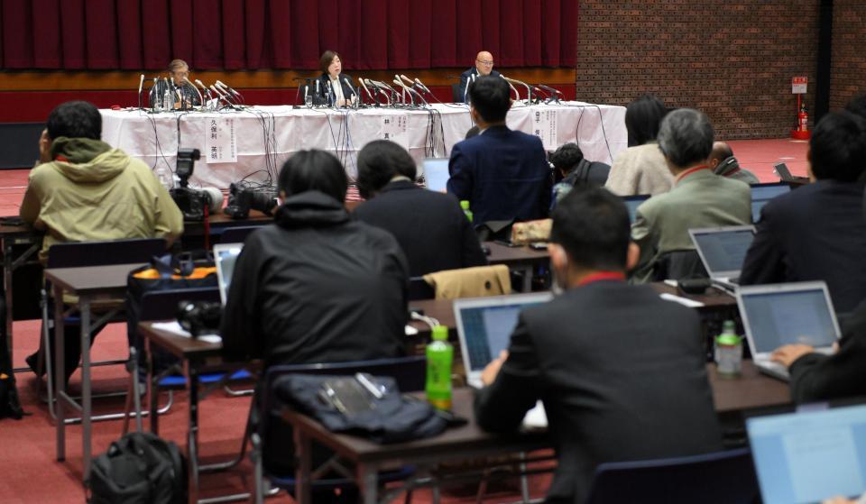 　アメフト部の薬物問題を発端とした一連の問題に関して会見を行う日大・林真理子理事長ら（撮影・伊藤笙子）