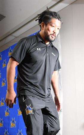 　会見場を引き揚げる堀江翔太（撮影・佐々木彰尚）