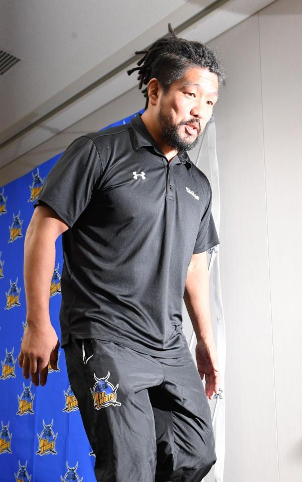 　会見場を引き揚げる堀江翔太（撮影・佐々木彰尚）