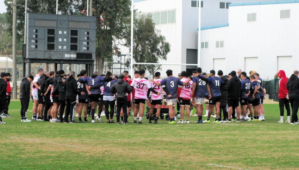 　全体練習を終え、円陣を組む神戸の選手
