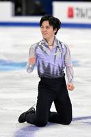 　演技を終え、ガッツポーズする宇野昌磨（共同）