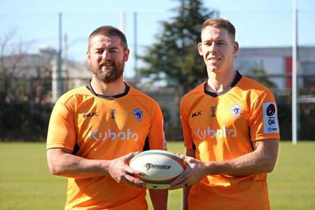 　東京ベイに陣加入したニュージーランド代表・コールズ（左）とウェールズ代表・ウィリアムズ