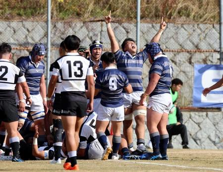 　前半、トライを奪い喜ぶ同志社フィフティーン（撮影・山口登）