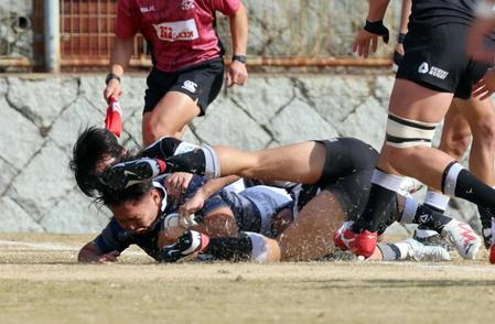 　前半、タックルを受けながらもトライを決める同志社・嘉納（撮影・山口登）