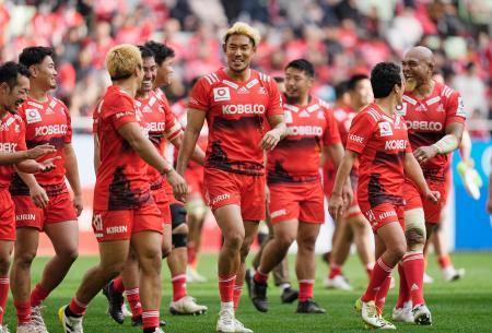 　開幕戦で三重に大勝し、笑顔で引き揚げる山中（中央）ら神戸フィフティーン＝ノエスタ